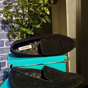 Steve Madden Black Flats Sleek and Stylish